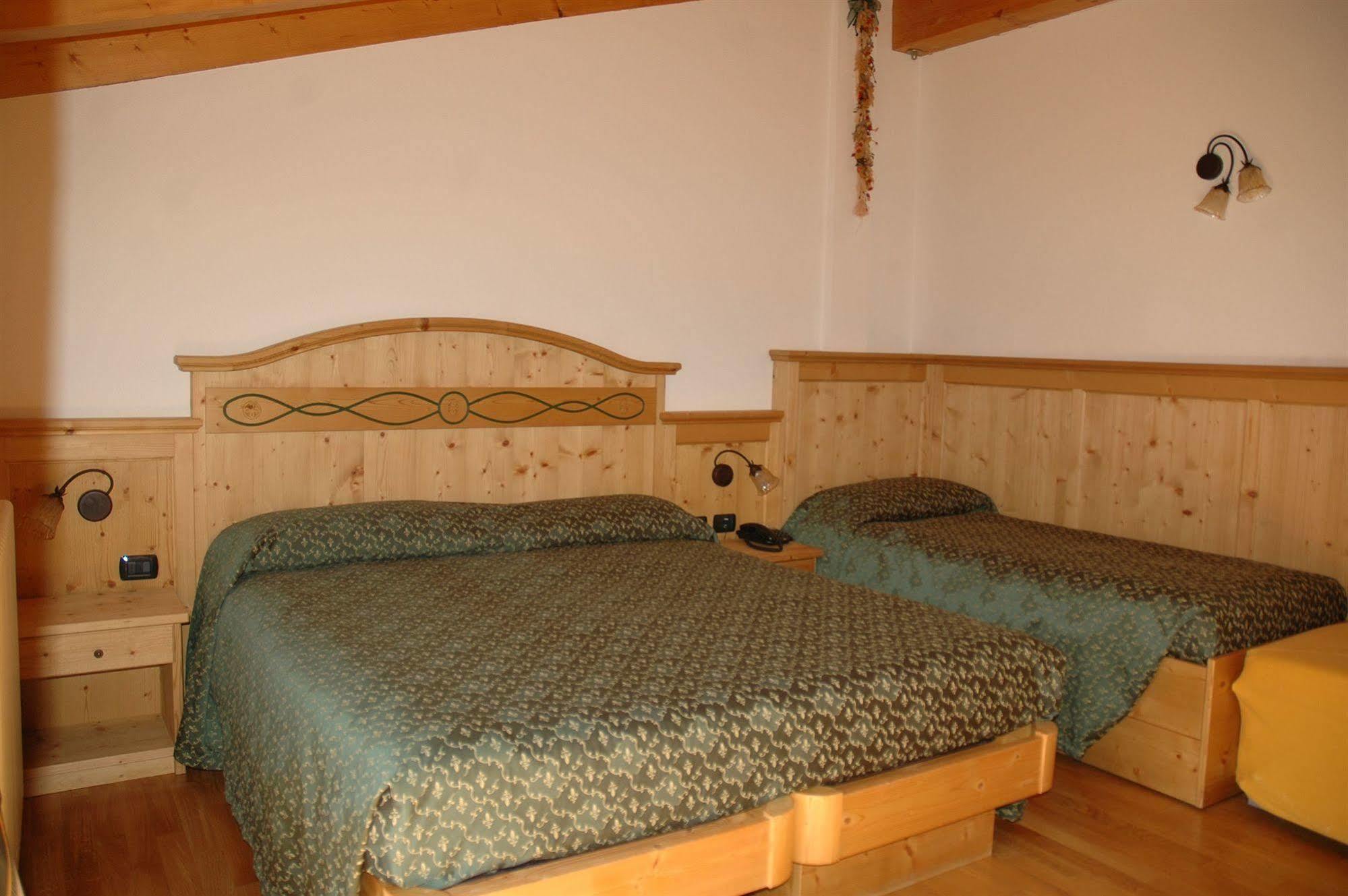 Hotel Garni La Soldanella Мадона ди Кампильо Екстериор снимка