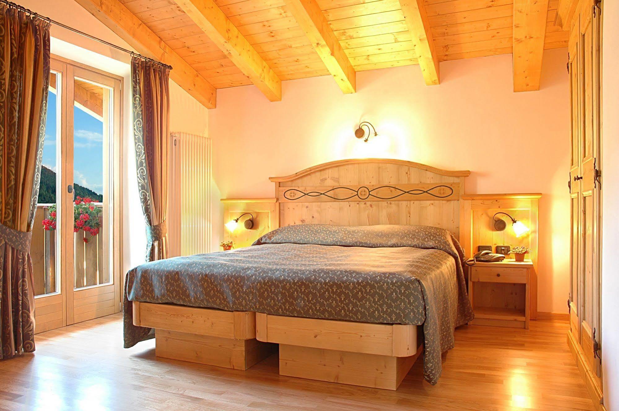 Hotel Garni La Soldanella Мадона ди Кампильо Екстериор снимка